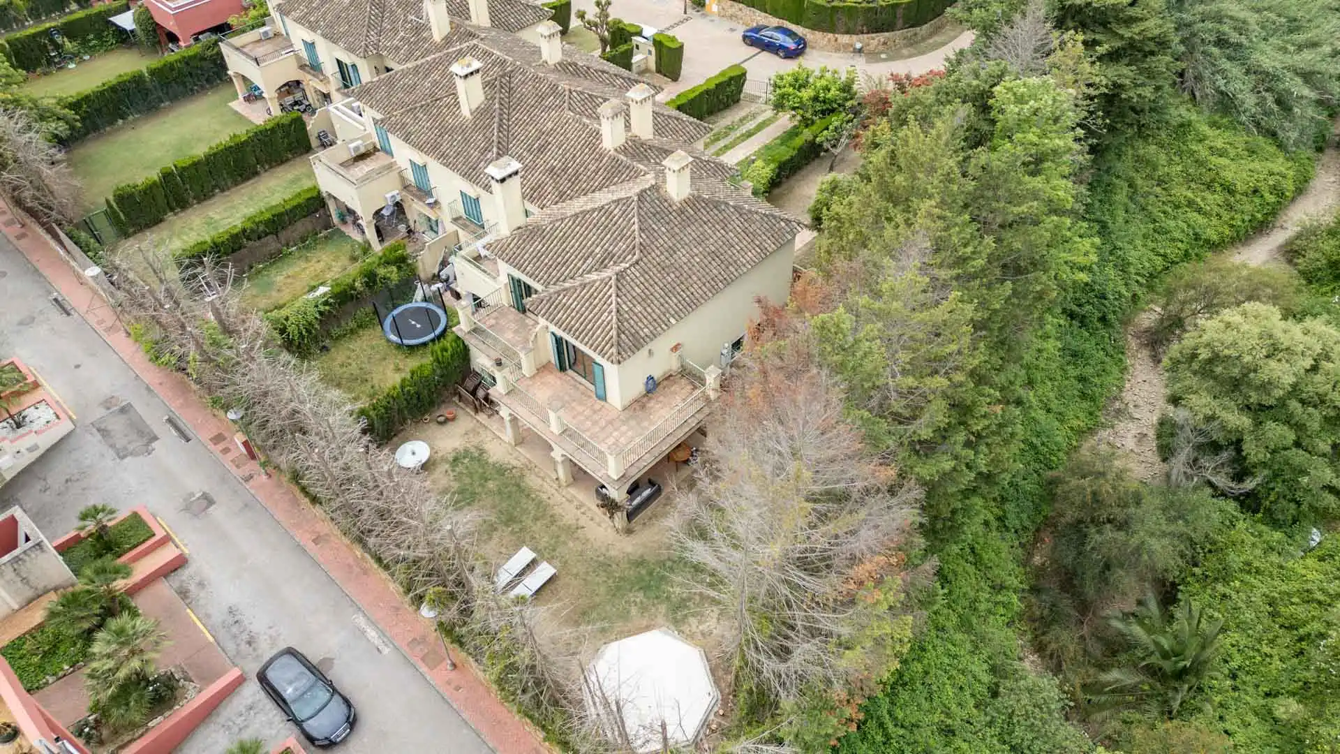 Vista exterior de Casa adosada en venda en Sotogrande amb Jardí privat, Terrassa i Piscina