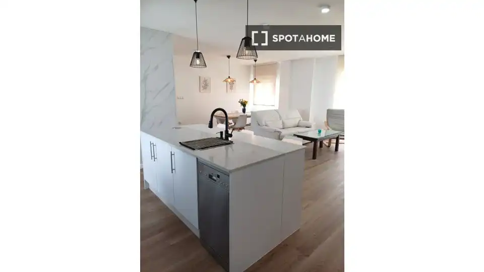 Cuina de Apartament per a compartir en Ronda amb Aire condicionat, Terrassa i Moblat