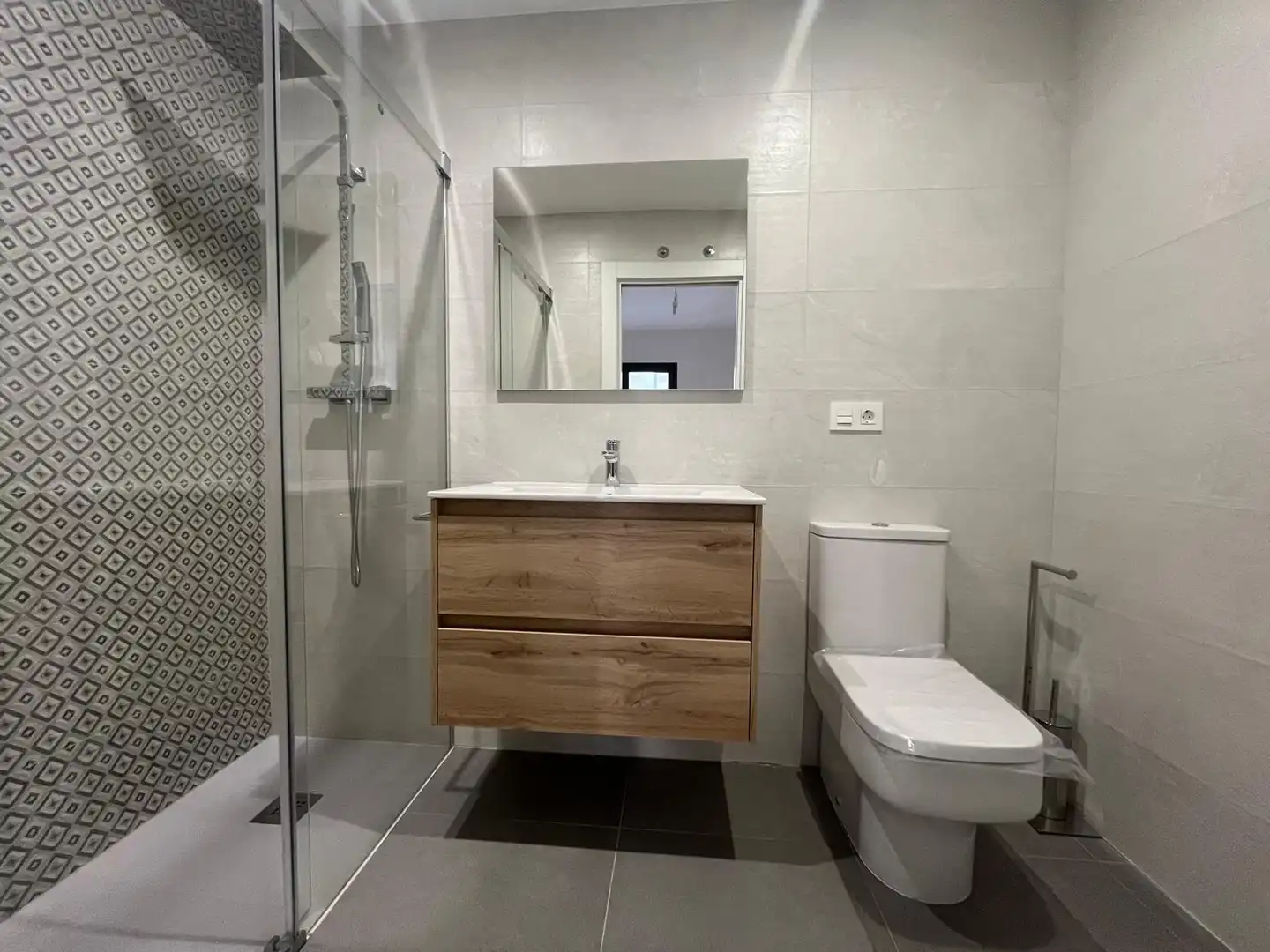 Badezimmer von Wohnung zur Miete in Burgos mit Heizung und Balkon