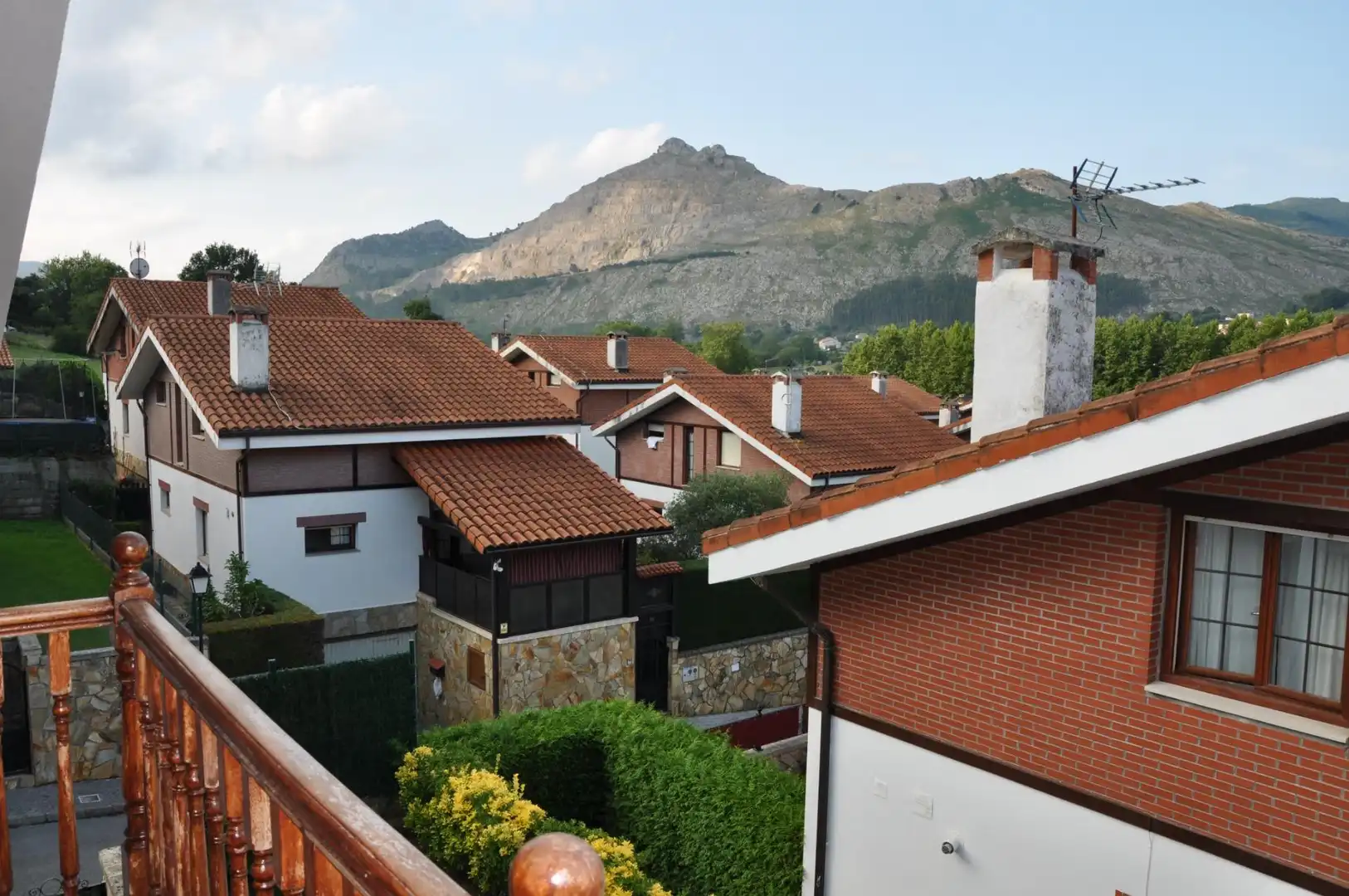 Vista exterior de Casa o chalet en venta en Castro-Urdiales con Calefacción, Jardín privado y Terraza