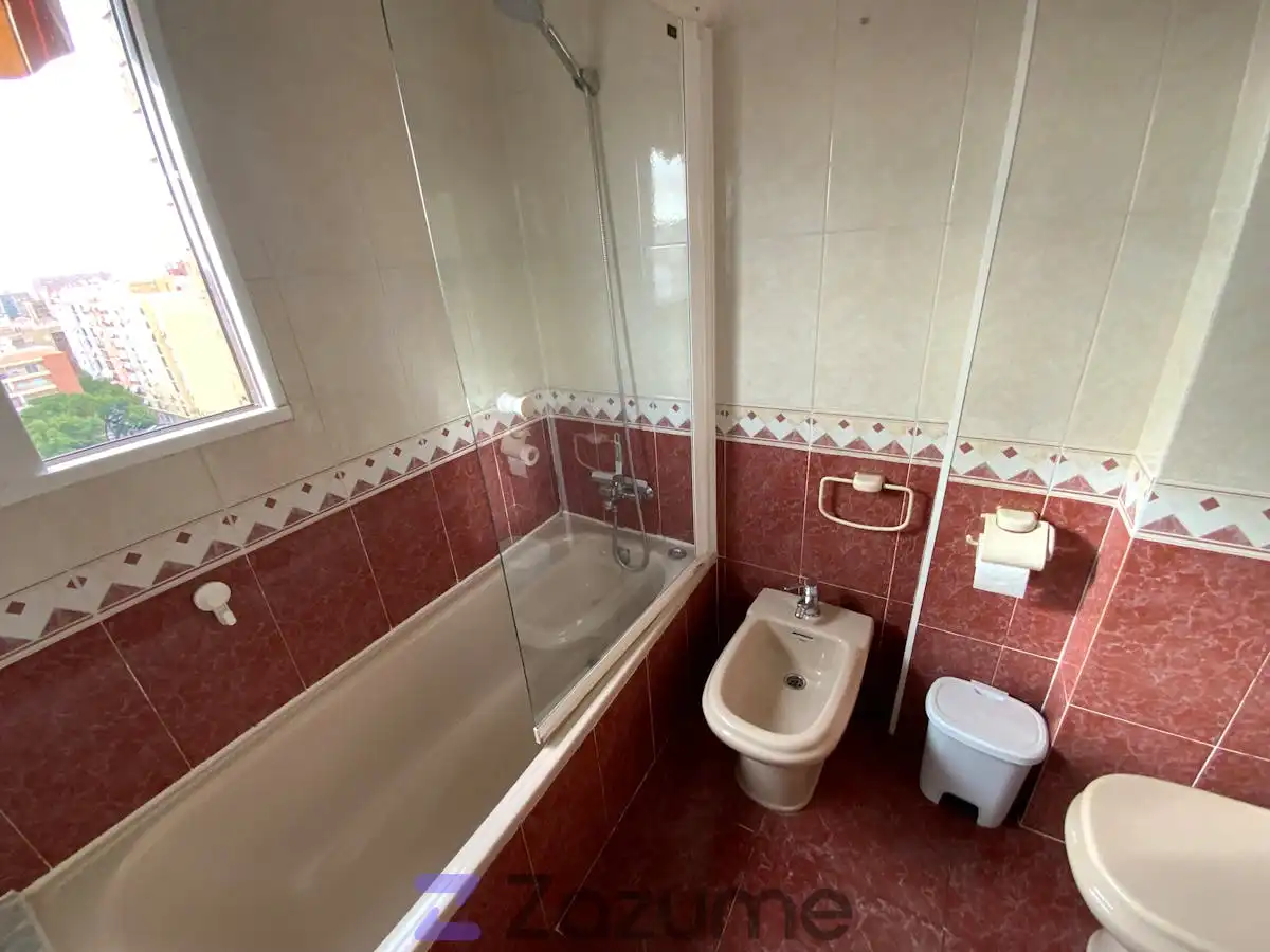 Badezimmer von Wohnung zur Miete in Valencia mit Klimaanlage, Heizung und Terrasse