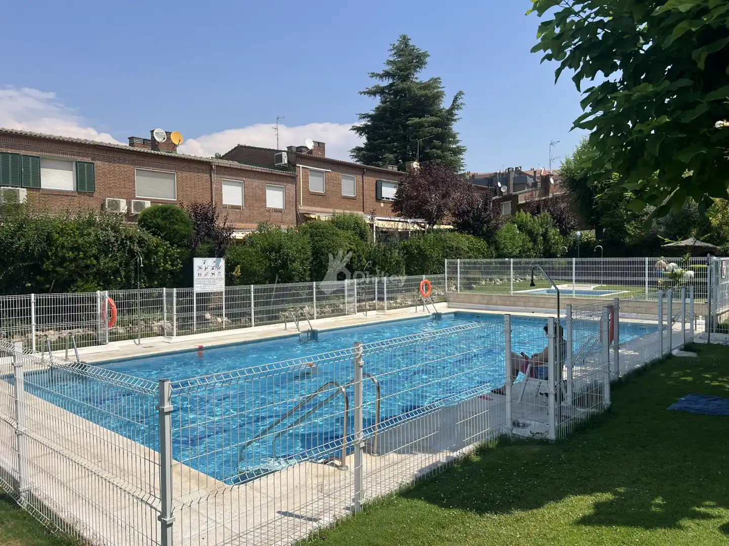 Piscina de Casa adosada en venda en Majadahonda amb Aire condicionat, Calefacció i Jardí privat