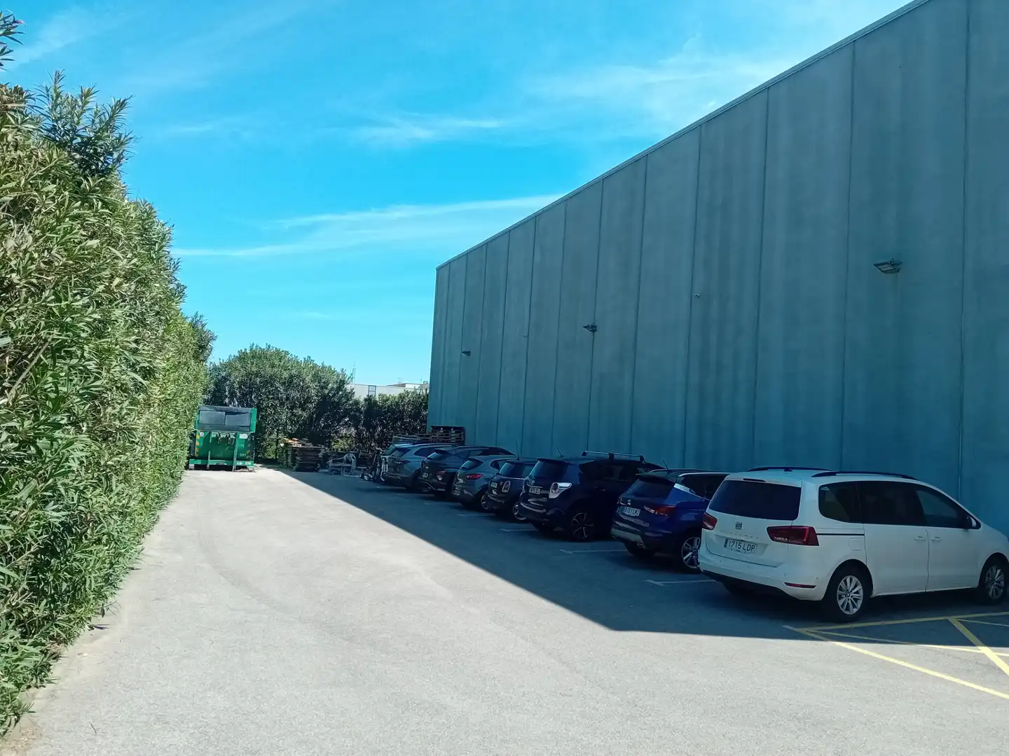 Parking de Nave industrial de alquiler en Girona con Alarma