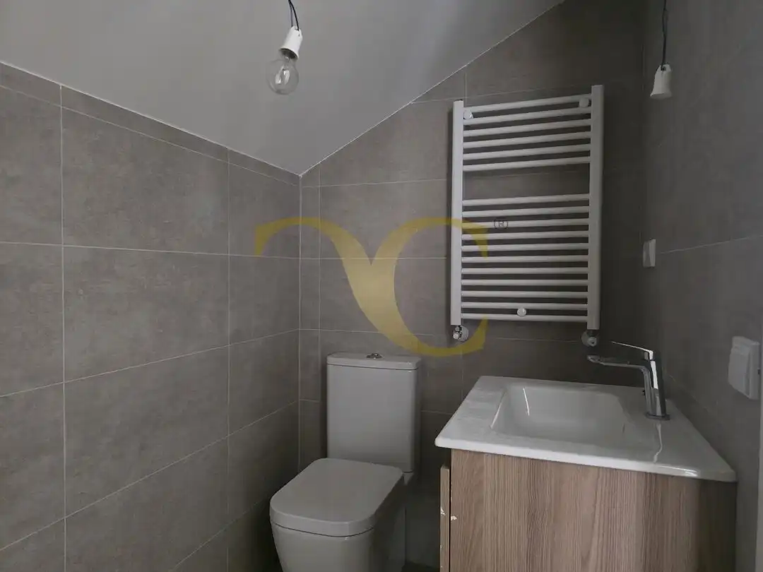 Badezimmer von Dachboden zum Verkauf in Llanes mit Heizung, Privatgarten und Terrasse