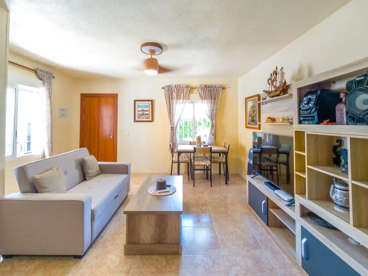 Sala de estar de Casa o chalet en venta en Torrevieja con Aire acondicionado, Jardín privado y Amueblado