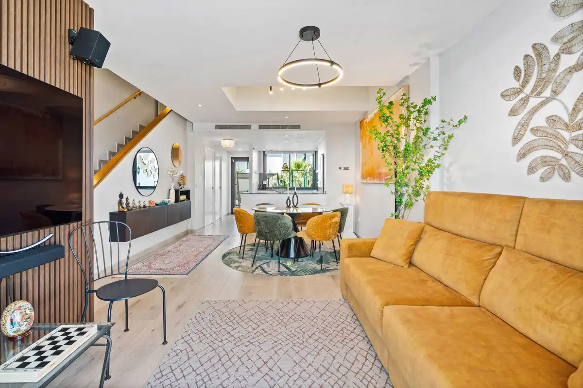 Wohnzimmer von Einfamilien-Reihenhaus zum Verkauf in Fuengirola mit Klimaanlage, Heizung und Terrasse