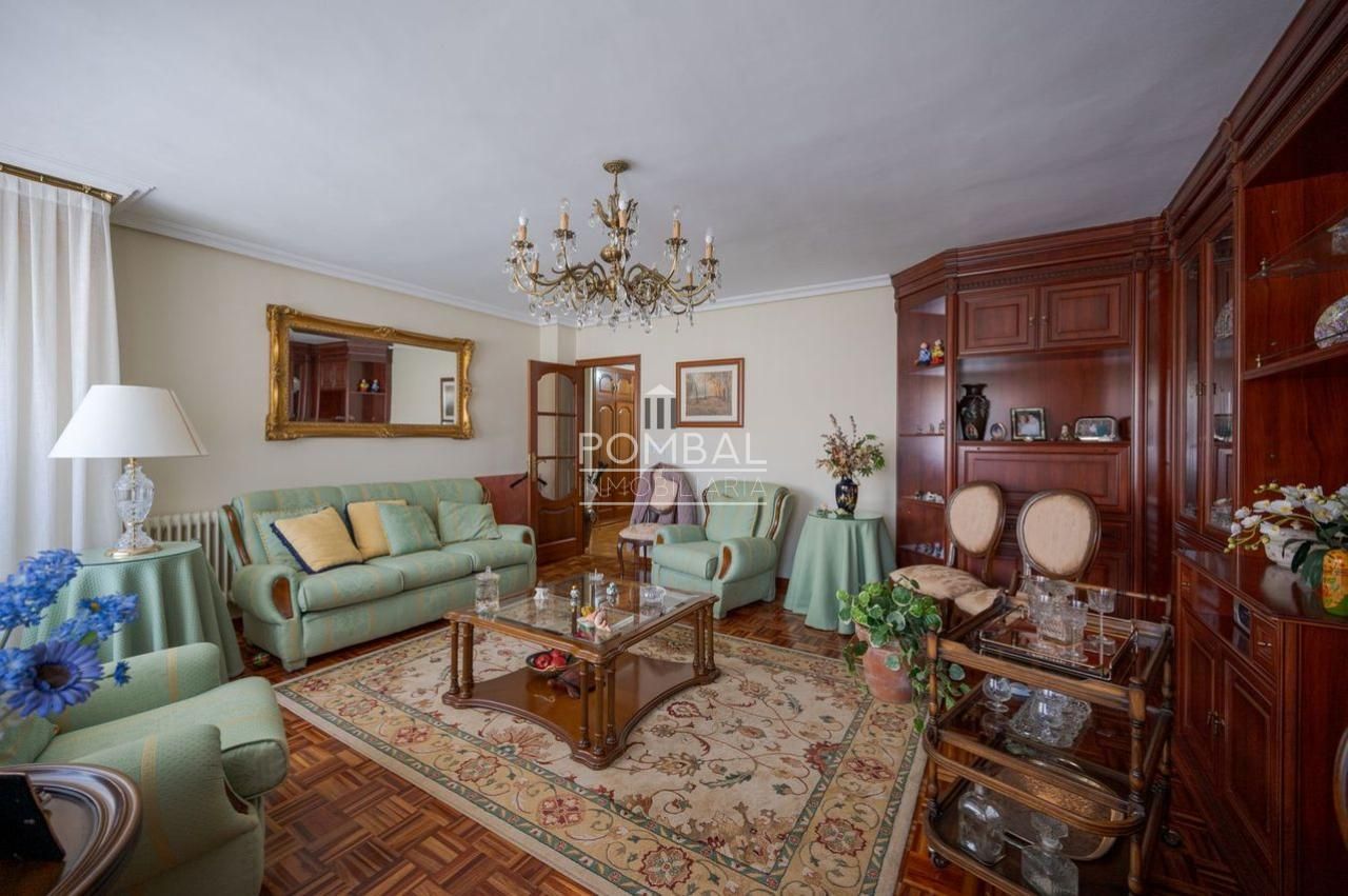 Sala de estar de Piso en venta en O Carballiño   con Calefacción, Parquet y Trastero