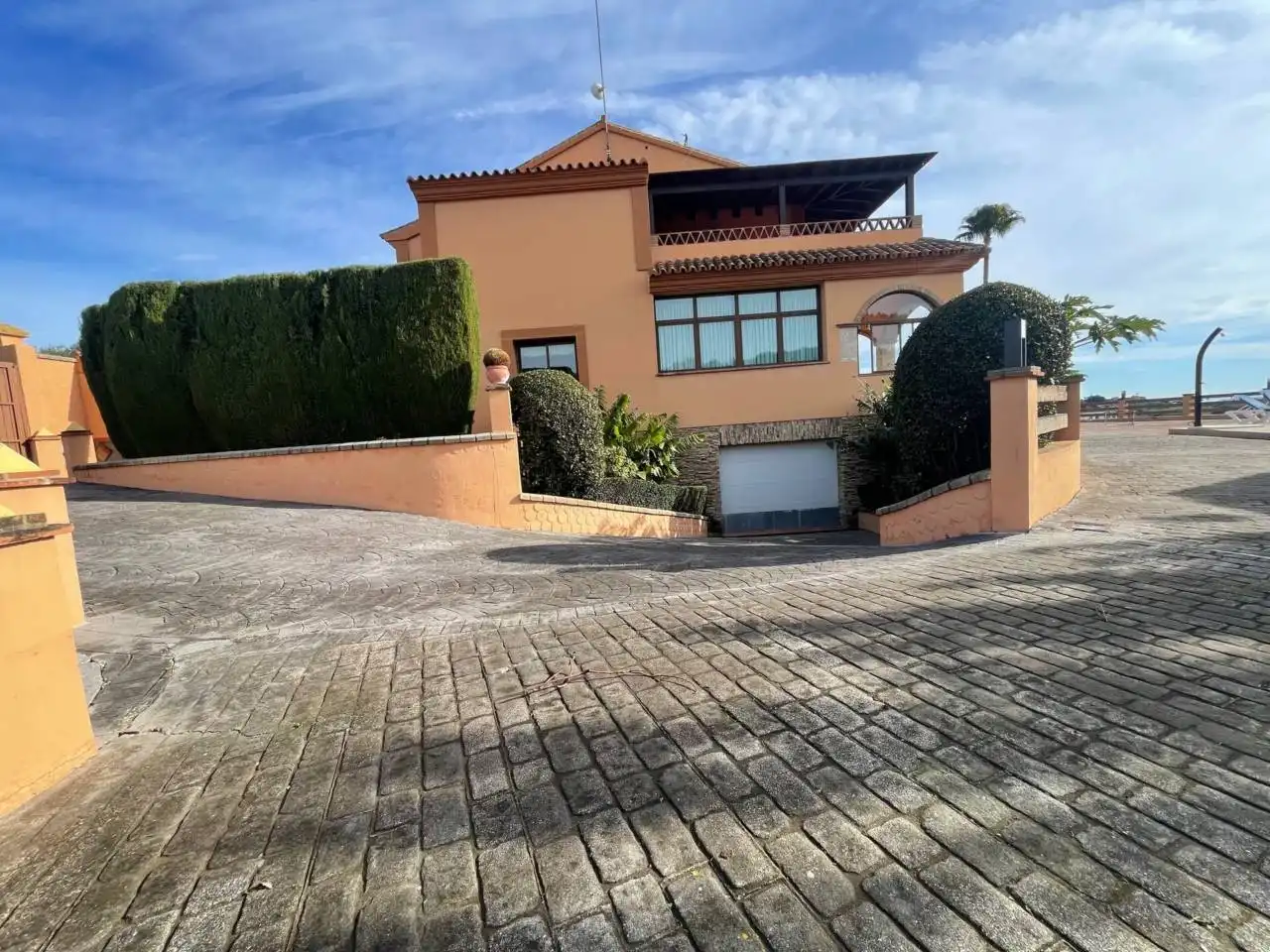 Vista exterior de Finca rústica en venda en Estepona amb Aire condicionat, Calefacció i Jardí privat