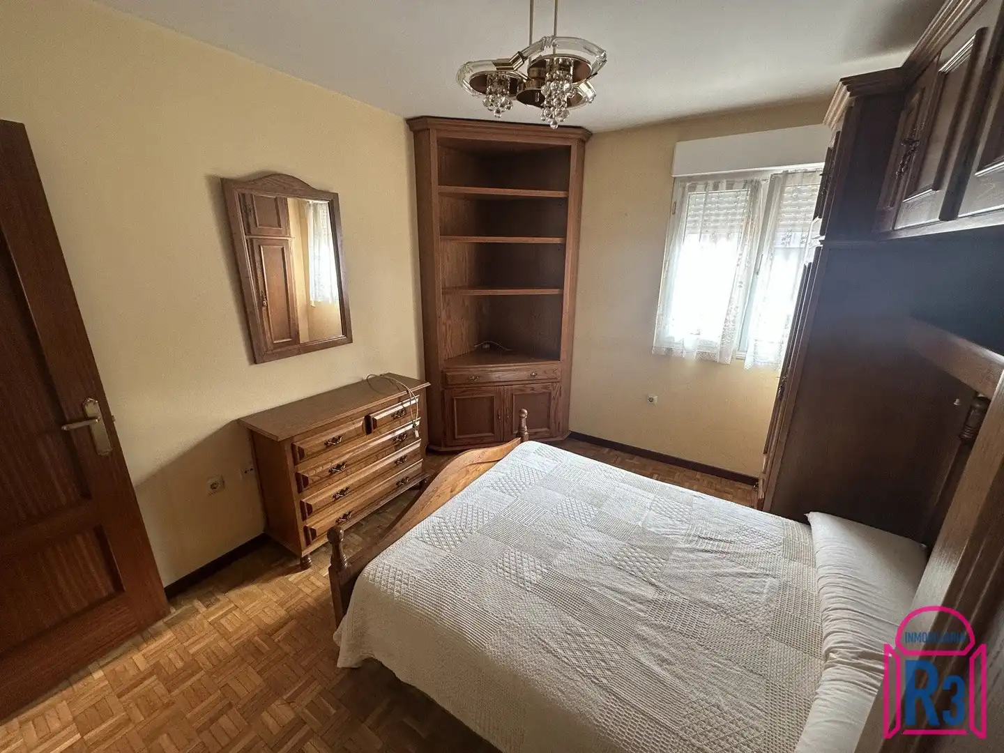 Dormitori de Apartament en venda en León Capital  amb Calefacció, Terrassa i Moblat