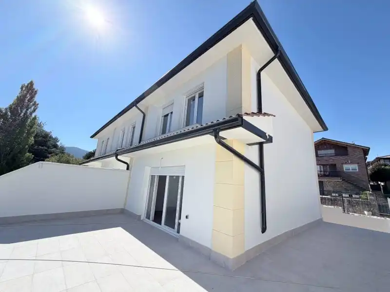 Casa aparellada amb jardí en venda a San Rafael, imagen 23