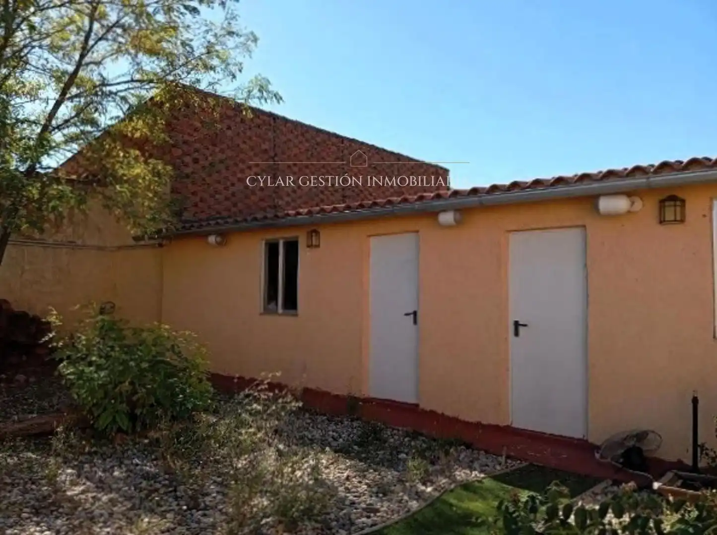 Vista exterior de Casa adosada en venda en Salmoral amb Calefacció i Piscina