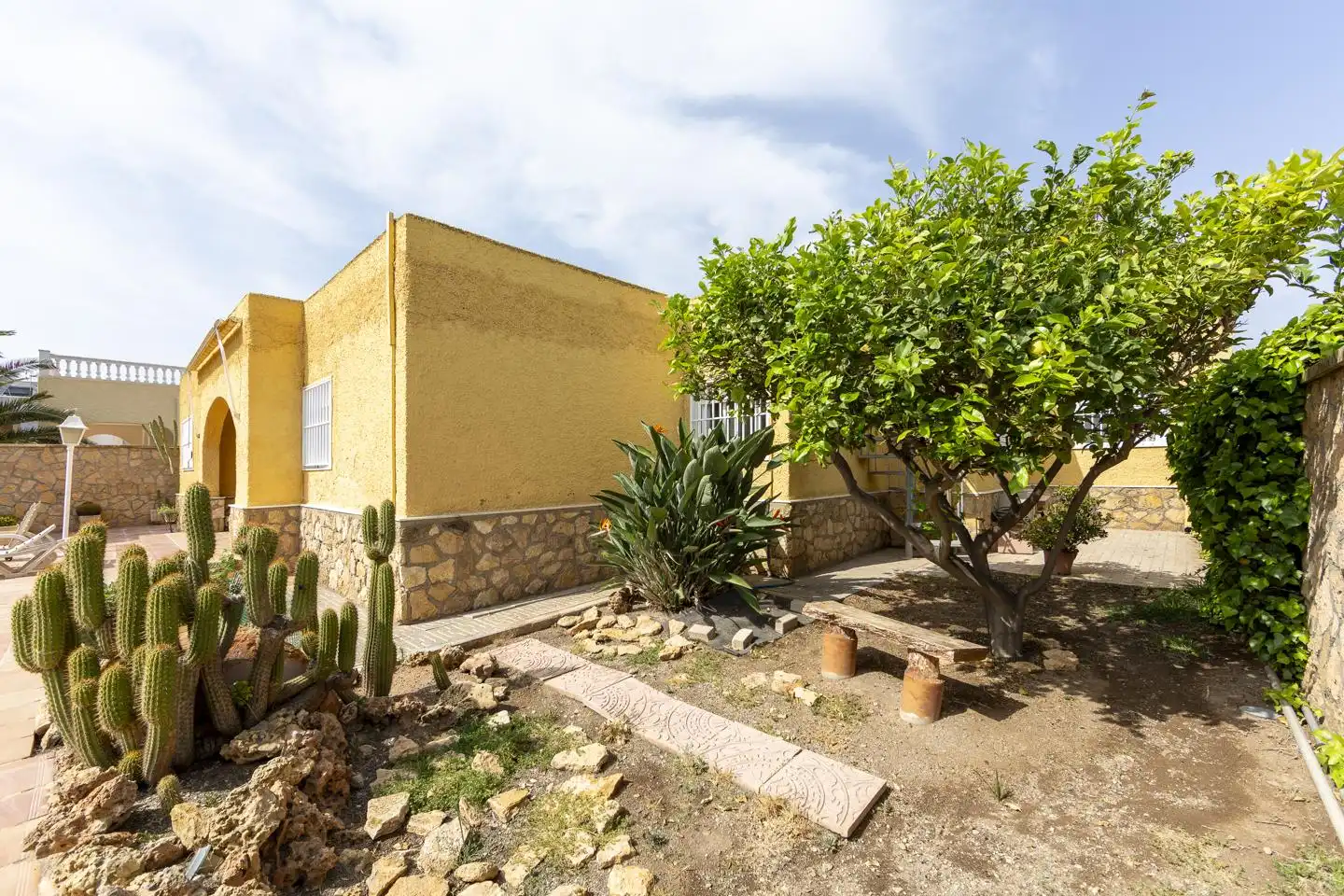 Vista exterior de Casa o chalet en venta en Almería con Aire acondicionado, Jardín privado y Terraza
