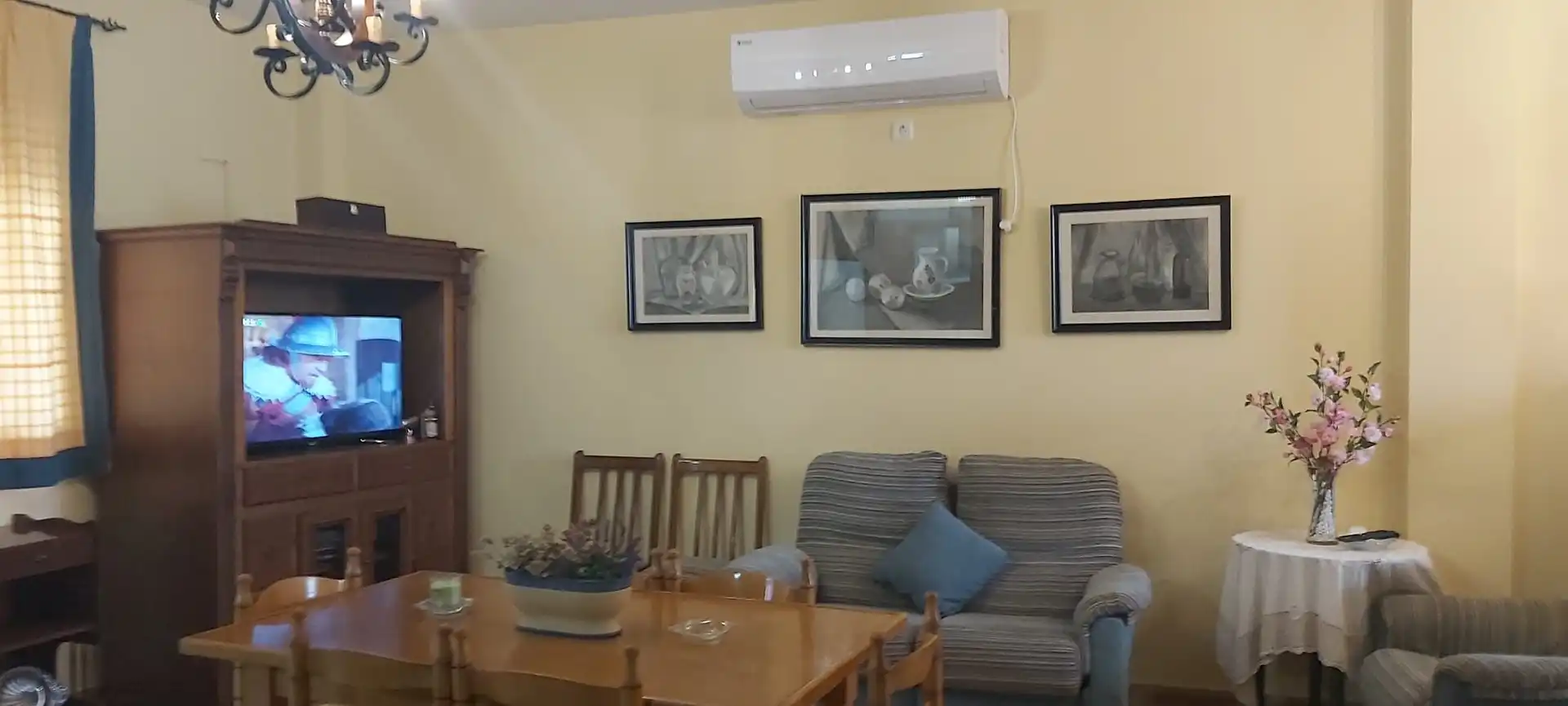 Sala d'estar de Casa o xalet de lloguer en Mengíbar amb Aire condicionat, Terrassa i Piscina