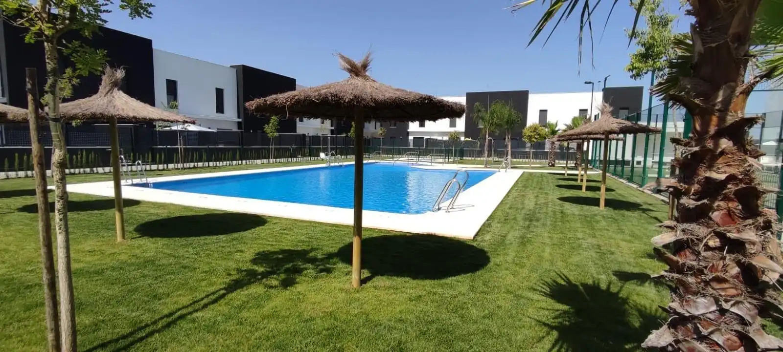 Schwimmbecken von Wohnung zur Miete in La Rinconada mit Klimaanlage, Heizung und Terrasse