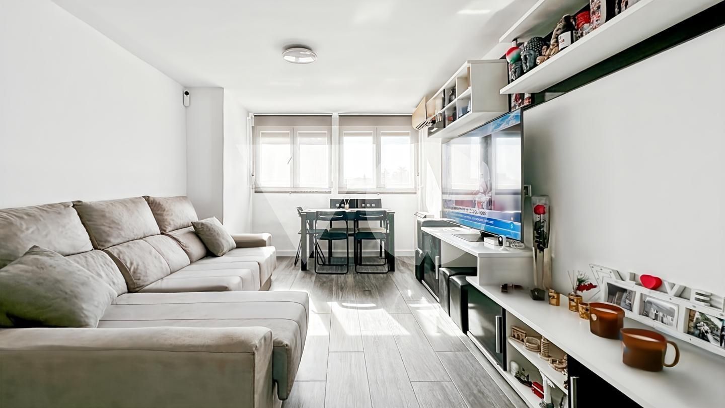 Sala d'estar de Apartament en venda en  Madrid Capital amb Aire condicionat, Calefacció i Moblat