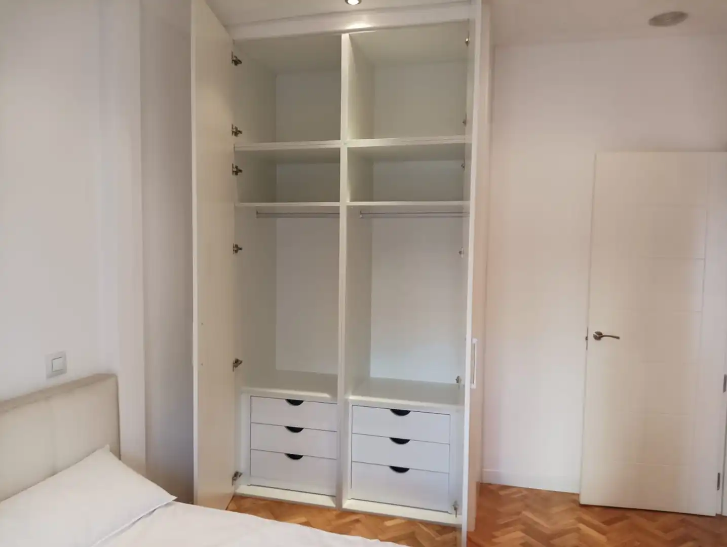 Dormitori de Pis de lloguer en Madrid amb Aire condicionat, Moblat i Balcó