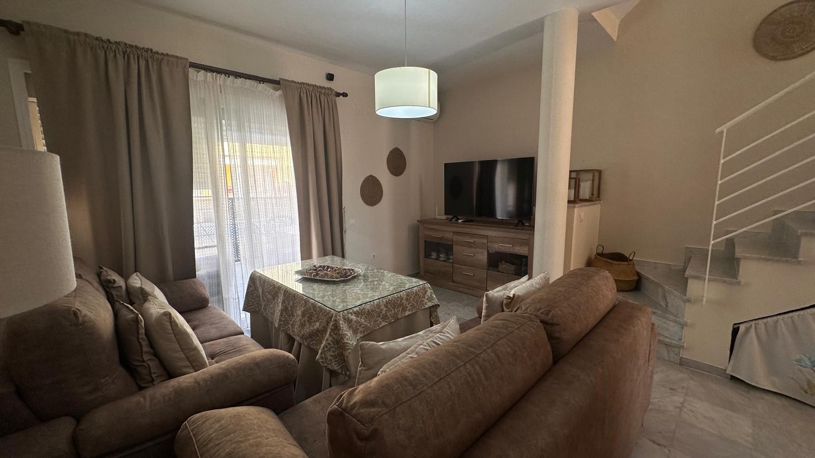 Sala d'estar de Casa adosada en venda en Isla Cristina amb Aire condicionat, Terrassa i Piscina