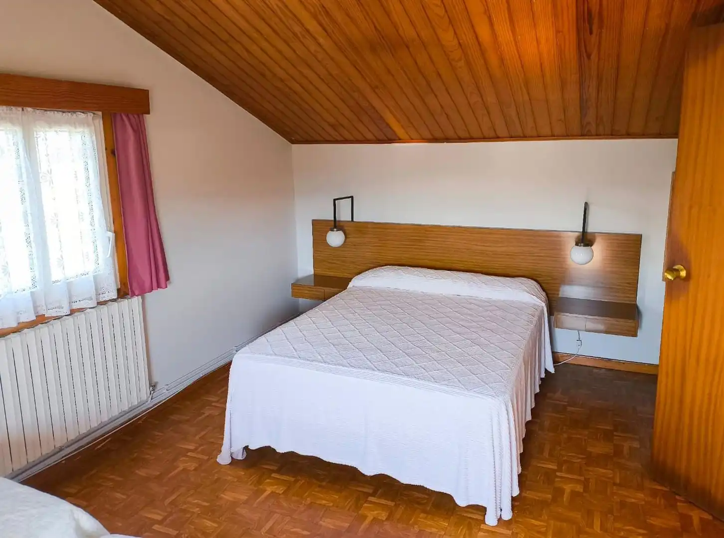 Dormitori de Casa o xalet en venda en Carballo amb Calefacció, Jardí privat i Moblat