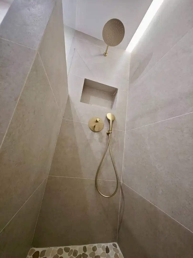 Badezimmer von Erdgeschoss zum Verkauf in Fuengirola mit Klimaanlage, Heizung und Terrasse