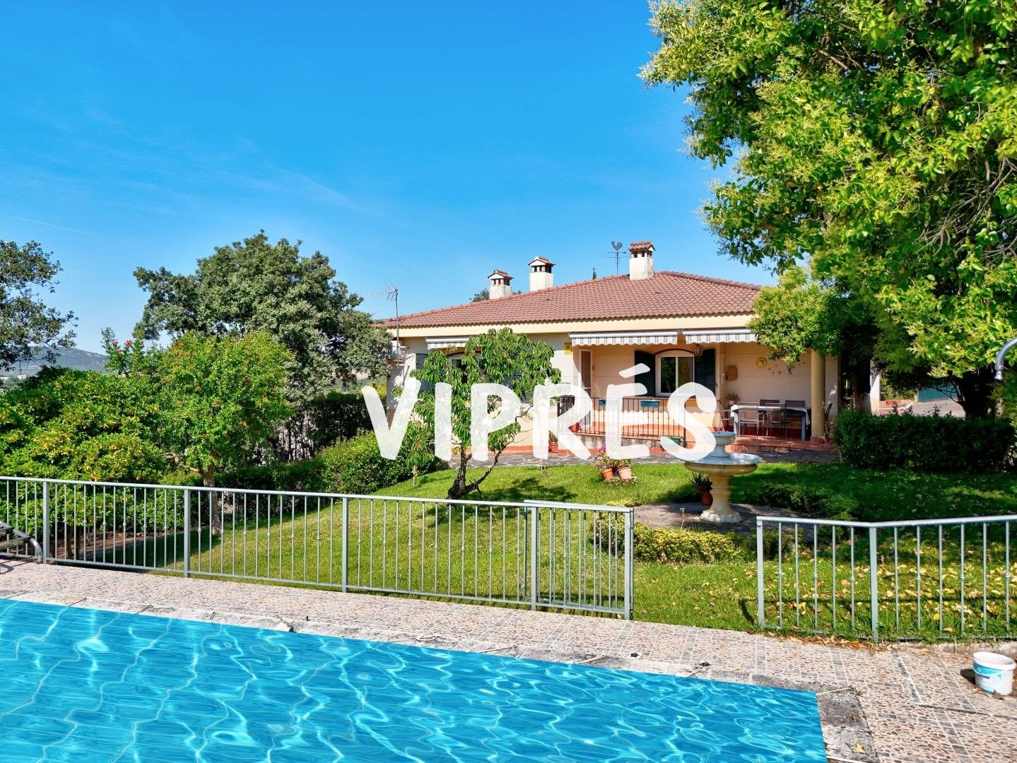 Vista exterior de Casa o xalet en venda en Cáceres Capital amb Aire condicionat, Calefacció i Piscina