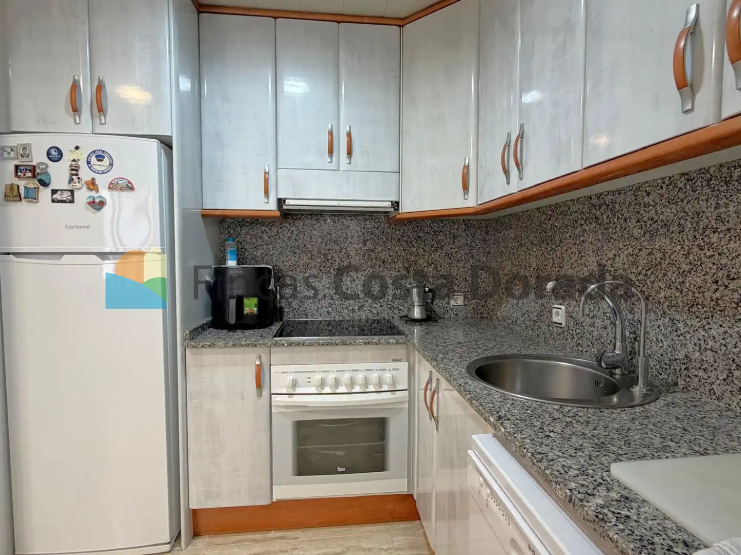 Cuina de Casa adosada en venda en Cubelles amb Aire condicionat, Calefacció i Jardí privat