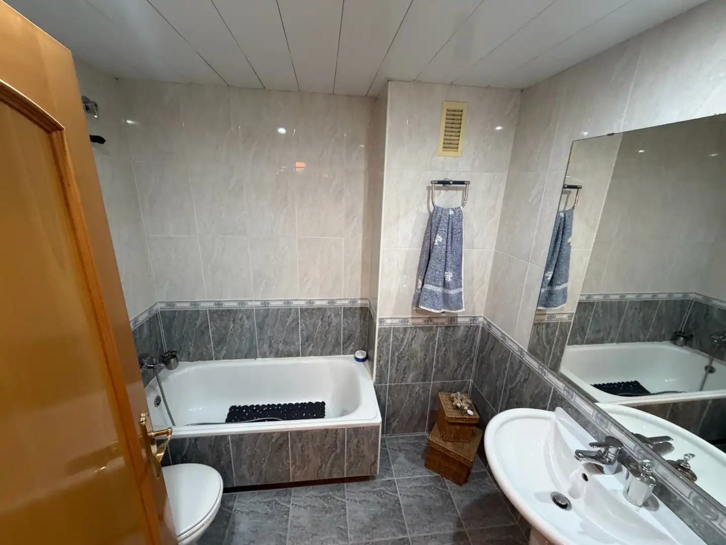 Baño de Piso en venta en Sant Boi de Llobregat con Calefacción, Terraza y Amueblado