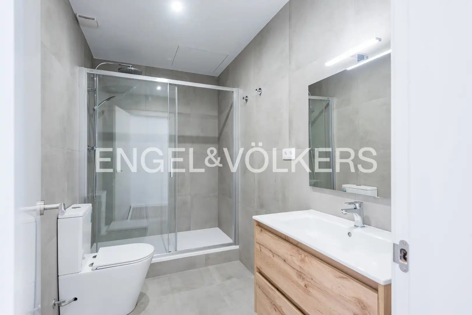 Baño de Piso de alquiler en Barcelona con Aire acondicionado, Calefacción y Trastero