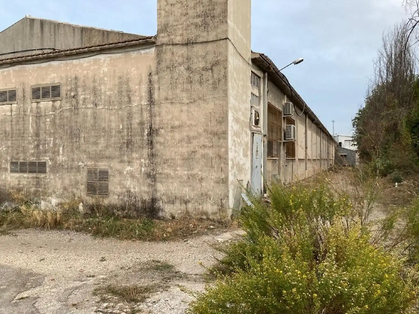 Vista exterior de Nau industrial en venda en Cocentaina