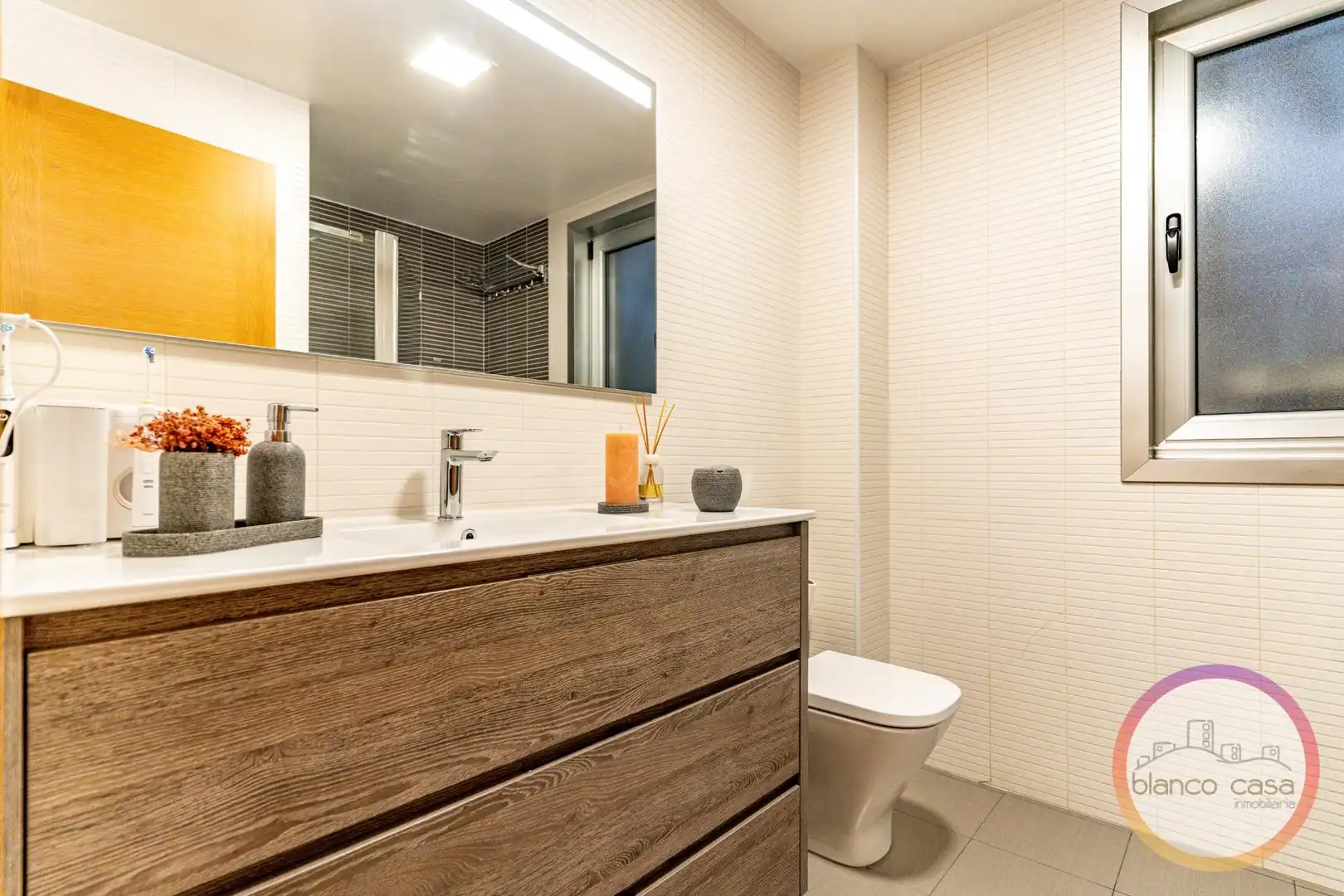 Baño de Piso de alquiler en Malpica de Bergantiños con Calefacción, Terraza y Trastero