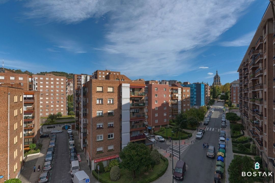 Vista exterior de Pis en venda en Bilbao  amb Calefacció