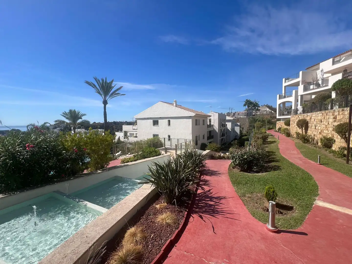 Vista exterior de Apartament en venda en Estepona amb Moblat i Piscina comunitària