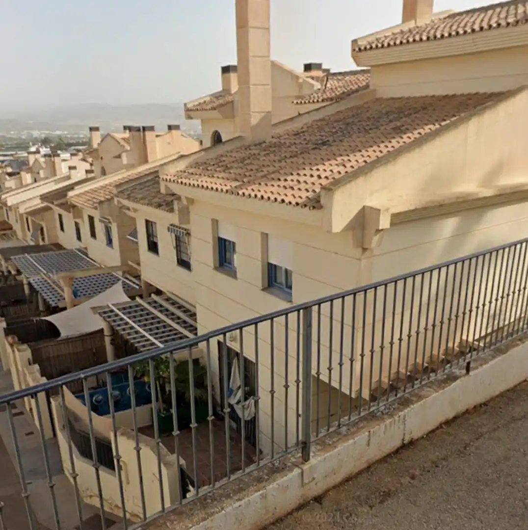 Vista exterior de Casa adosada en venta en Alhaurín de la Torre con Alarma y Piscina comunitaria