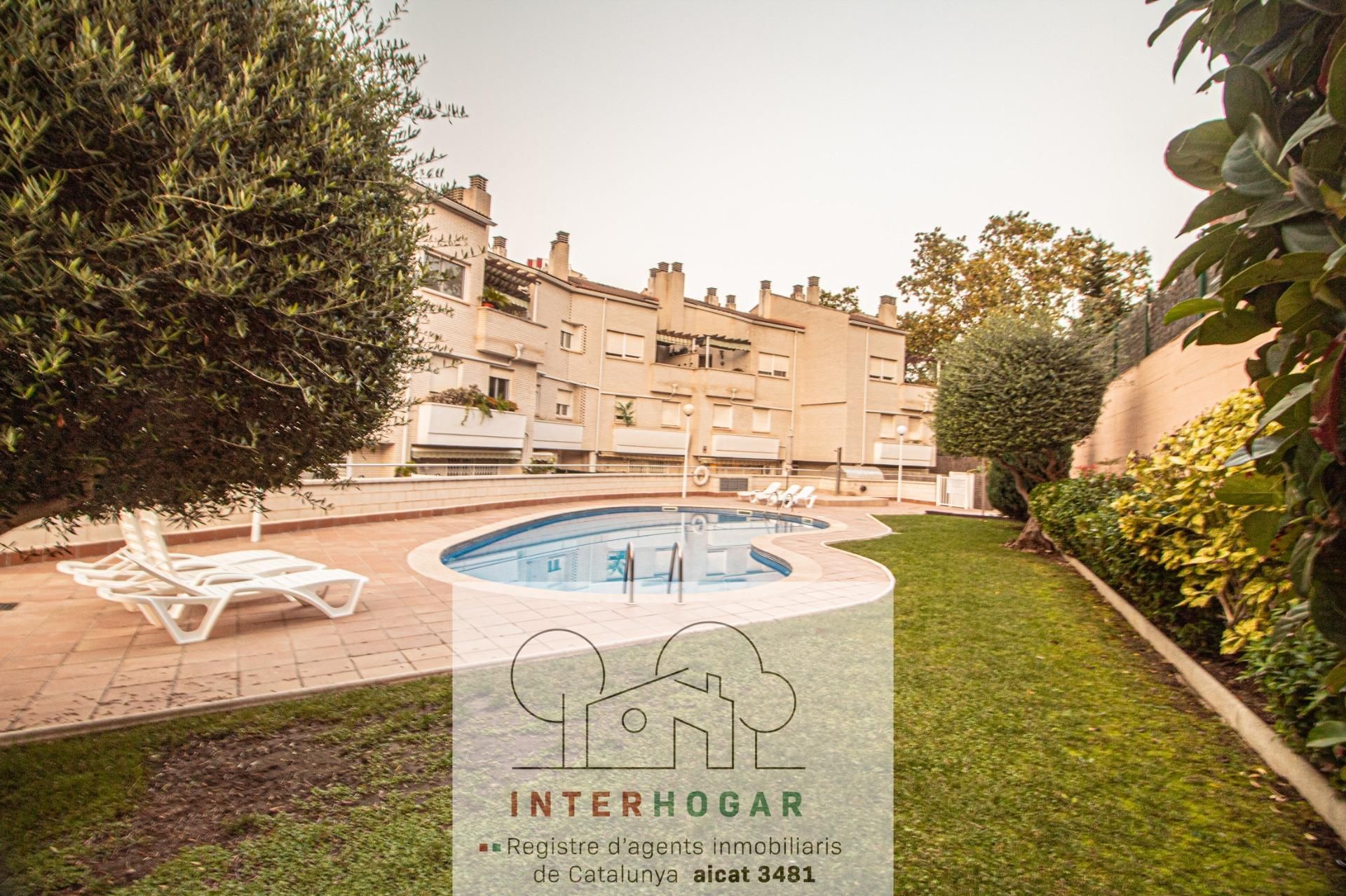 Piscina de Dúplex en venda en Cerdanyola del Vallès amb Jardí privat, Parquet i Terrassa