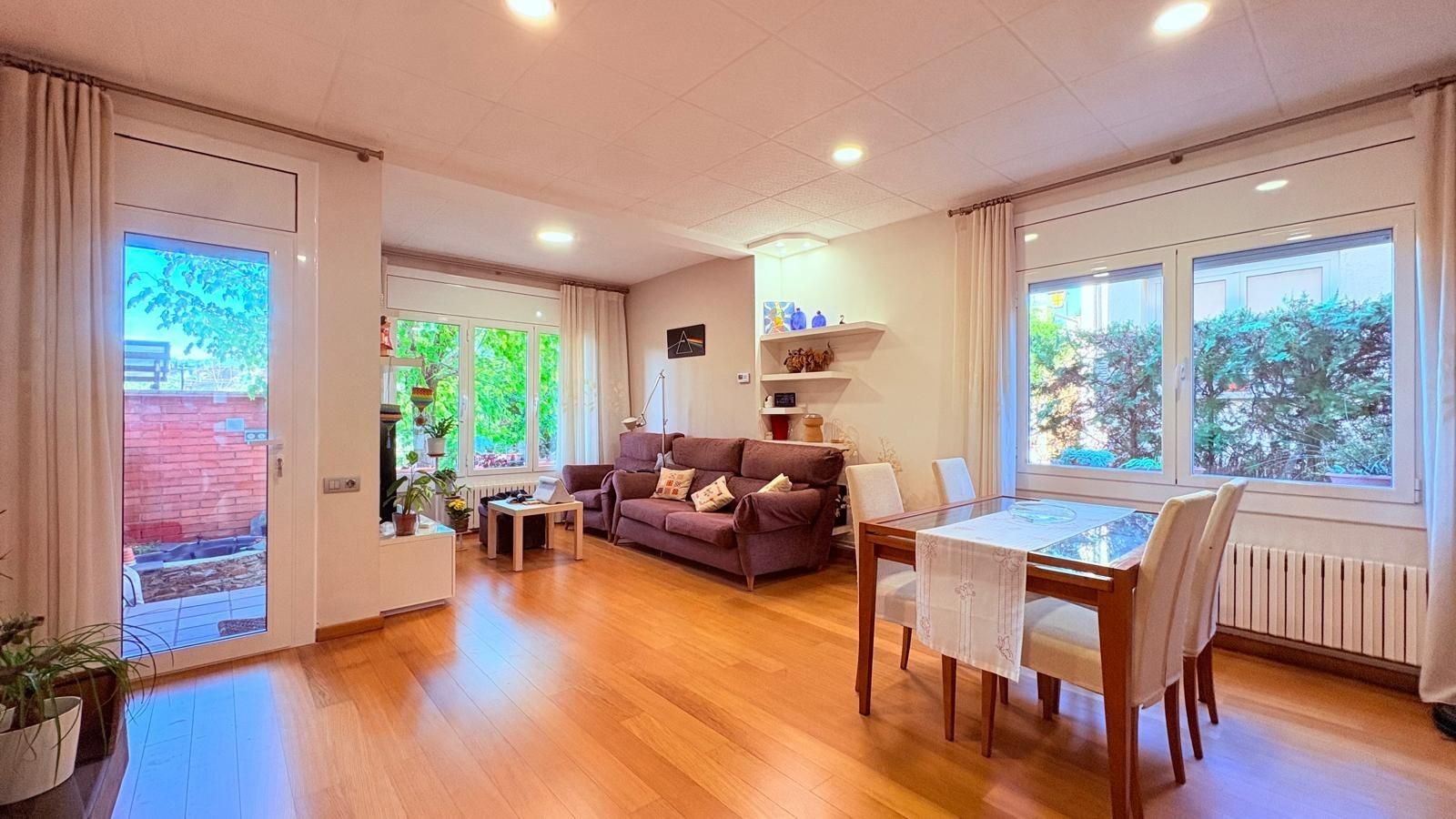 Sala d'estar de Casa o xalet en venda en Sant Quirze del Vallès amb Calefacció, Jardí privat i Terrassa