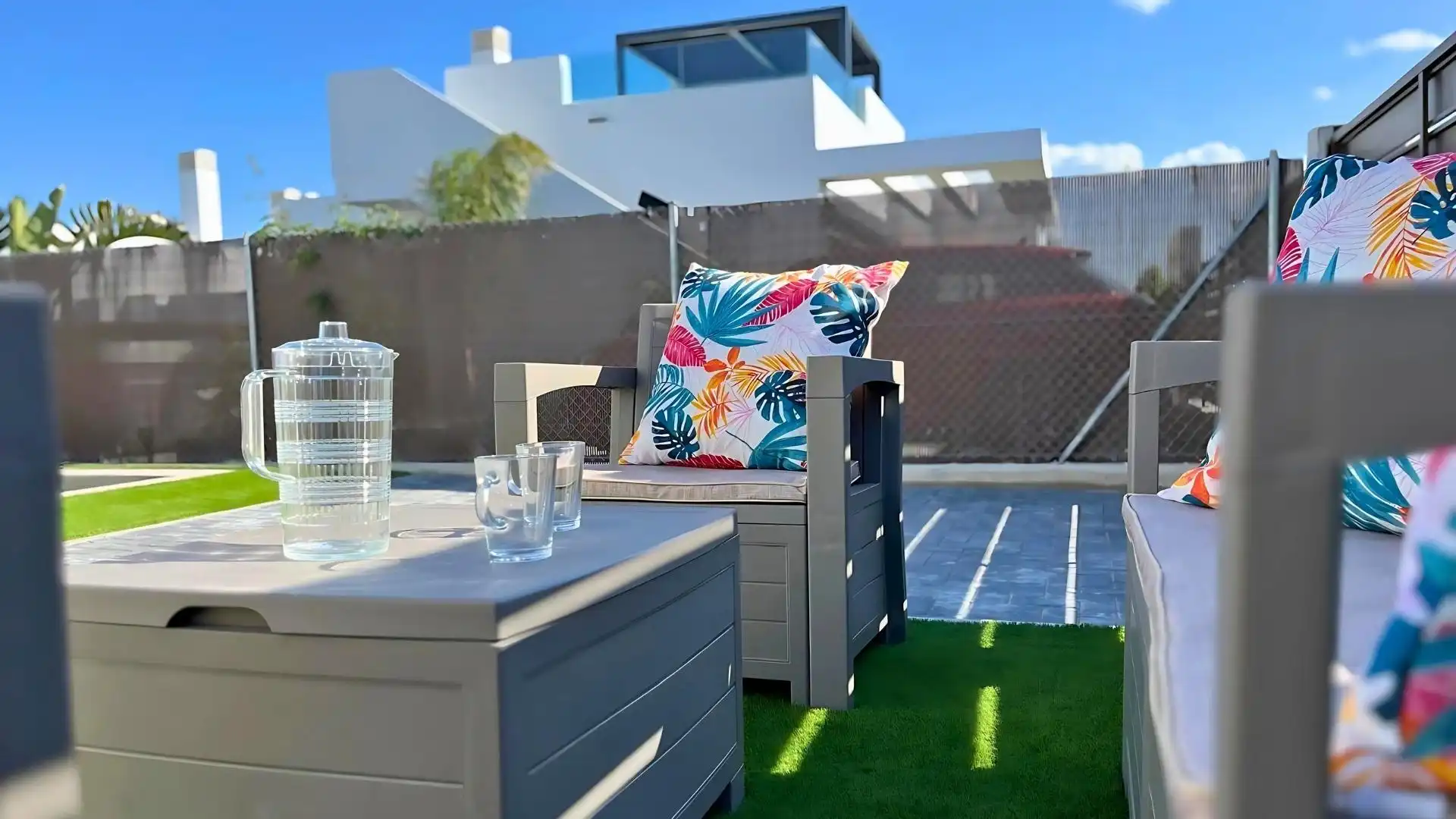 Terrasse von Einfamilien-Reihenhaus zum Verkauf in Madrid mit Schwimmbad