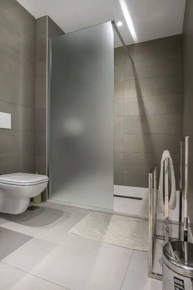 Badezimmer von Wohnungen zum Verkauf in Marbella mit Klimaanlage, Möbliert und Ofen