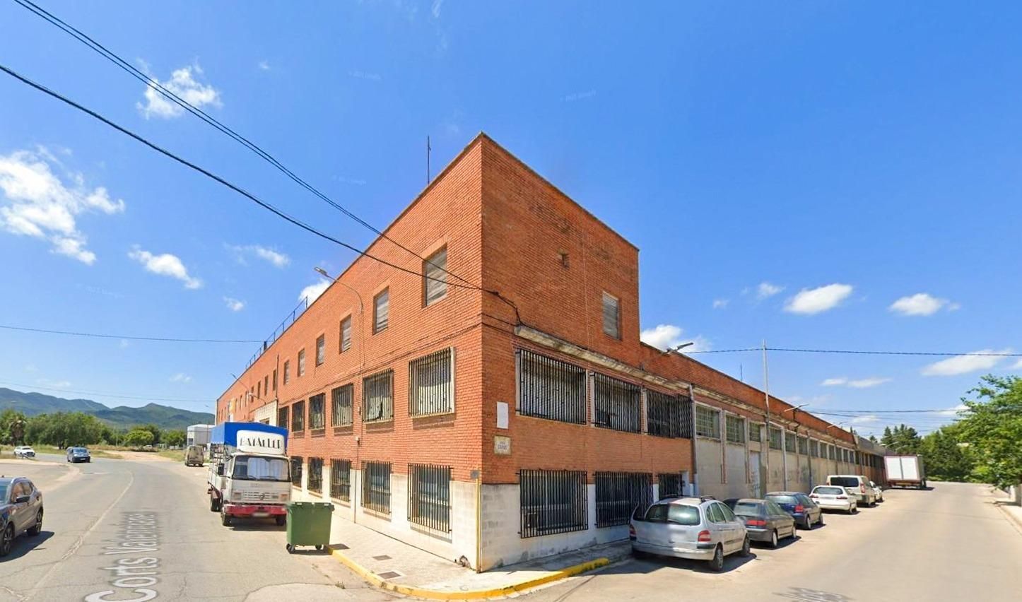 Außenansicht von Fabrikhallen zum Verkauf in Canals