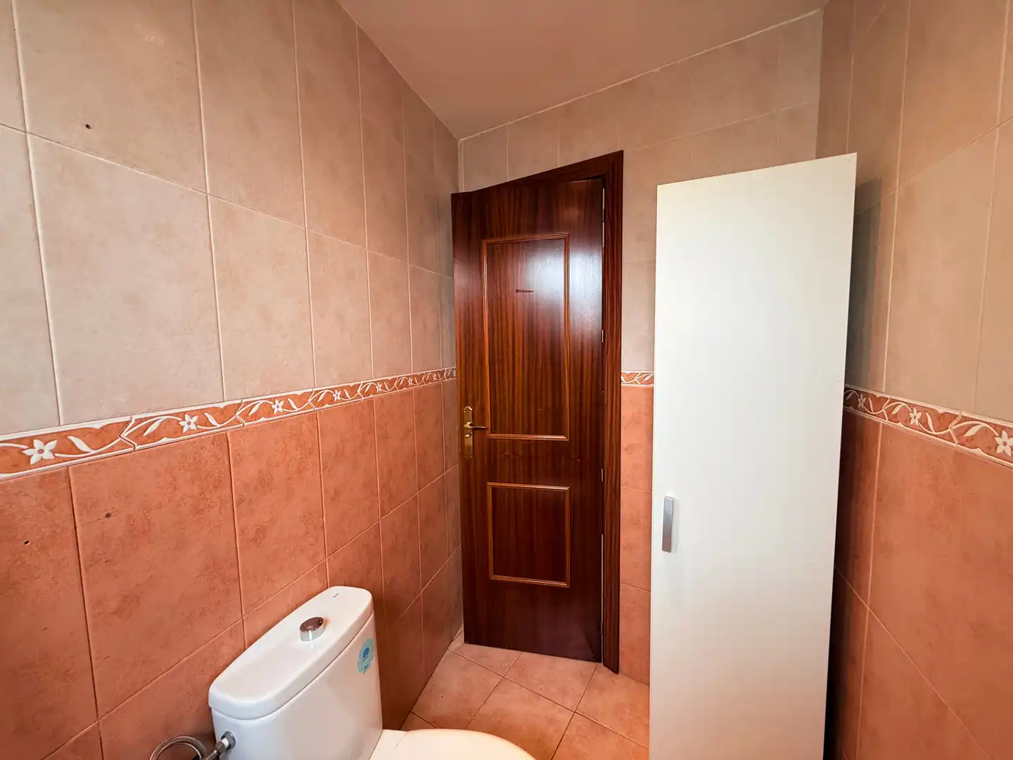 Bathroom of Office for rent in Marbella  with Air Conditioner and Balcony