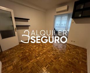 Bedroom of Flat to rent in  Madrid Capital  with Air Conditioner and Heating