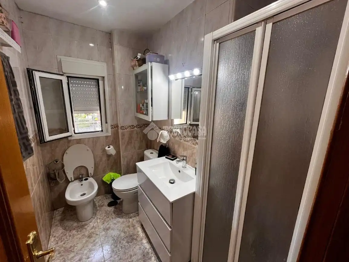Bathroom of Flat for sale in Madrid  with Air Conditioner and Heating