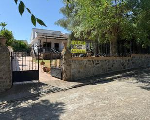 Vista exterior de Casa o xalet en venda en Noez amb Jardí privat, Terrassa i Piscina comunitària