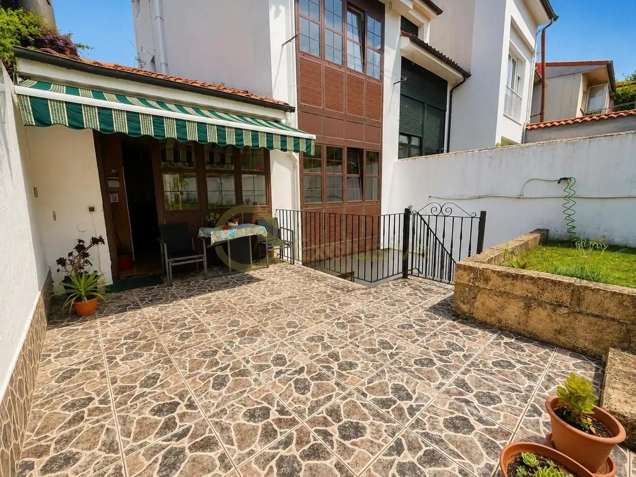 Terrassa de Casa adosada en venda en Avilés amb Calefacció, Jardí privat i Terrassa