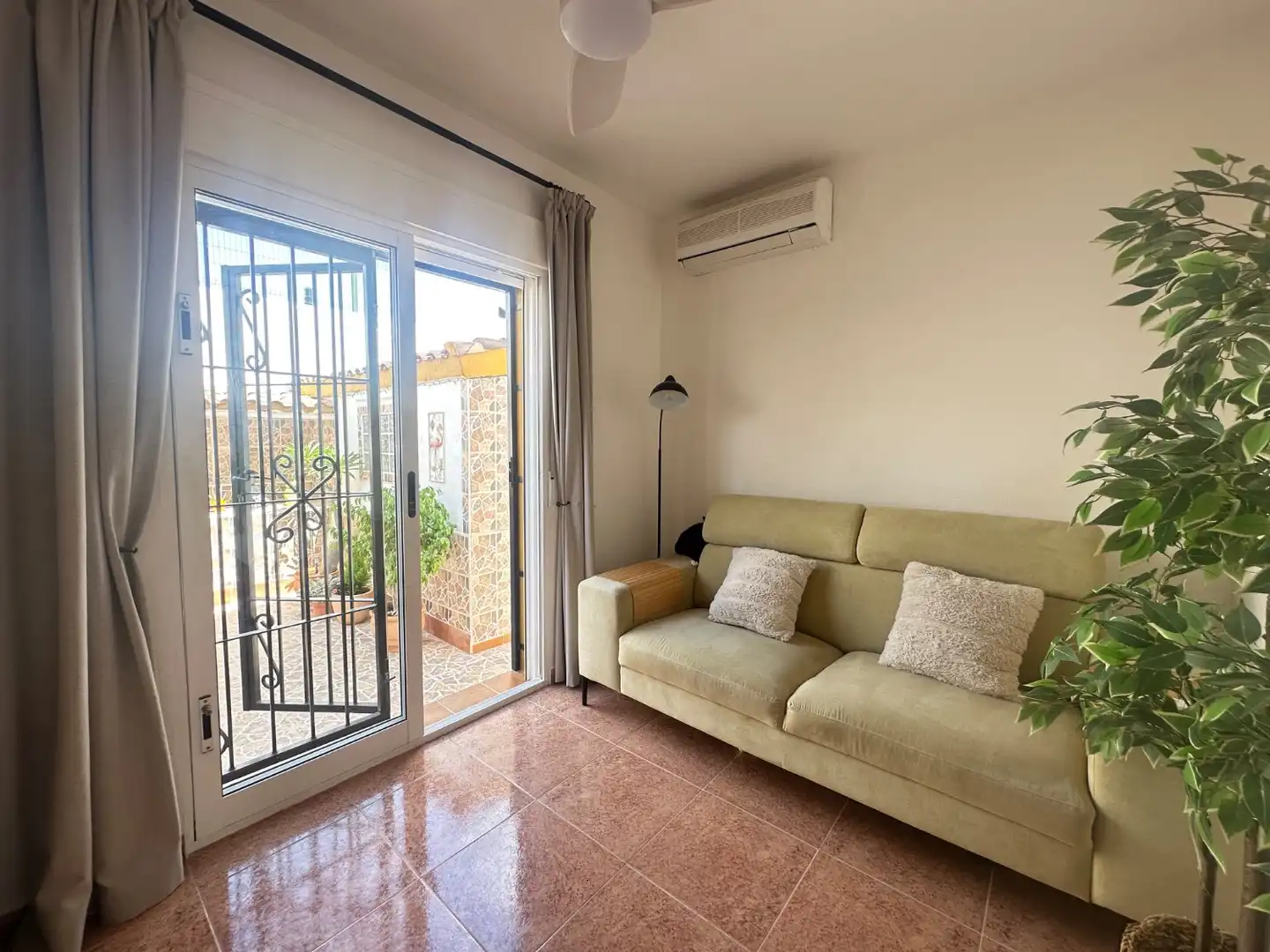 Sala de estar de Casa adosada en venta en Orihuela con Aire acondicionado, Piscina y Amueblado