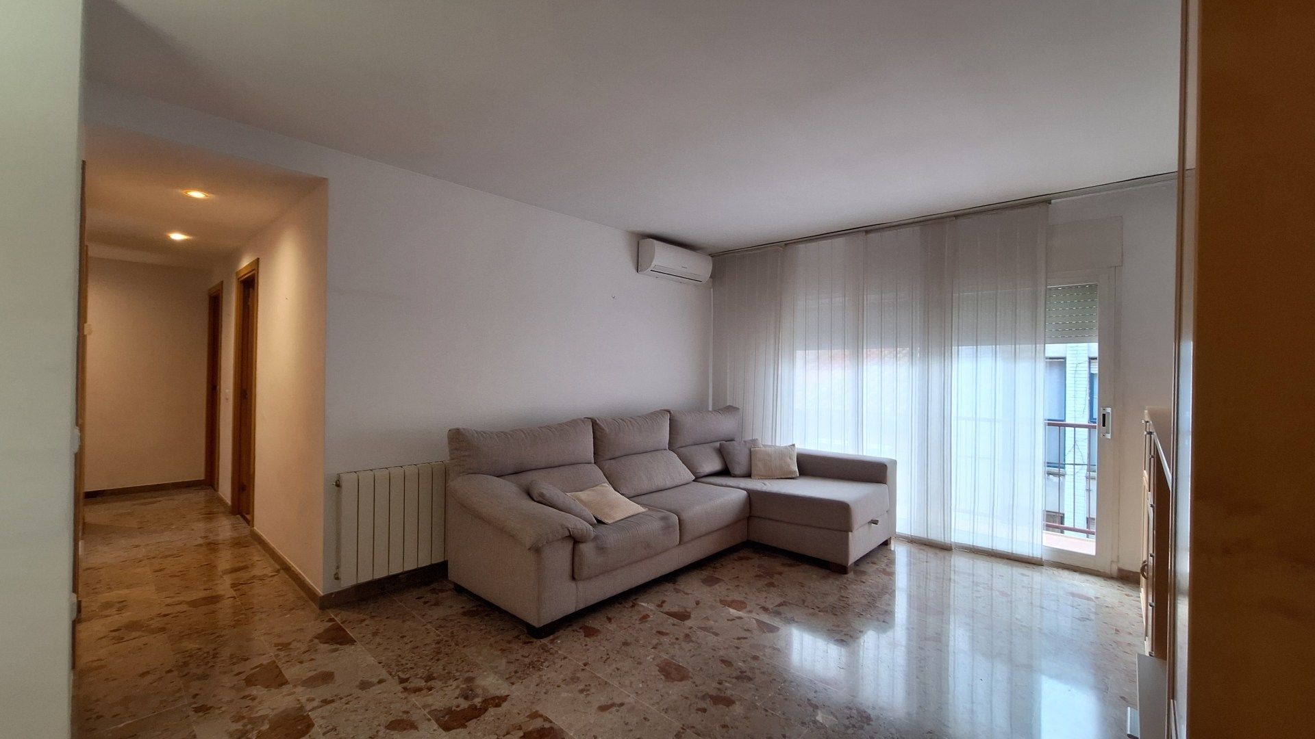 Living room of Flat for sale in Girona Capital  with Air Conditioner, Heating and Balcony