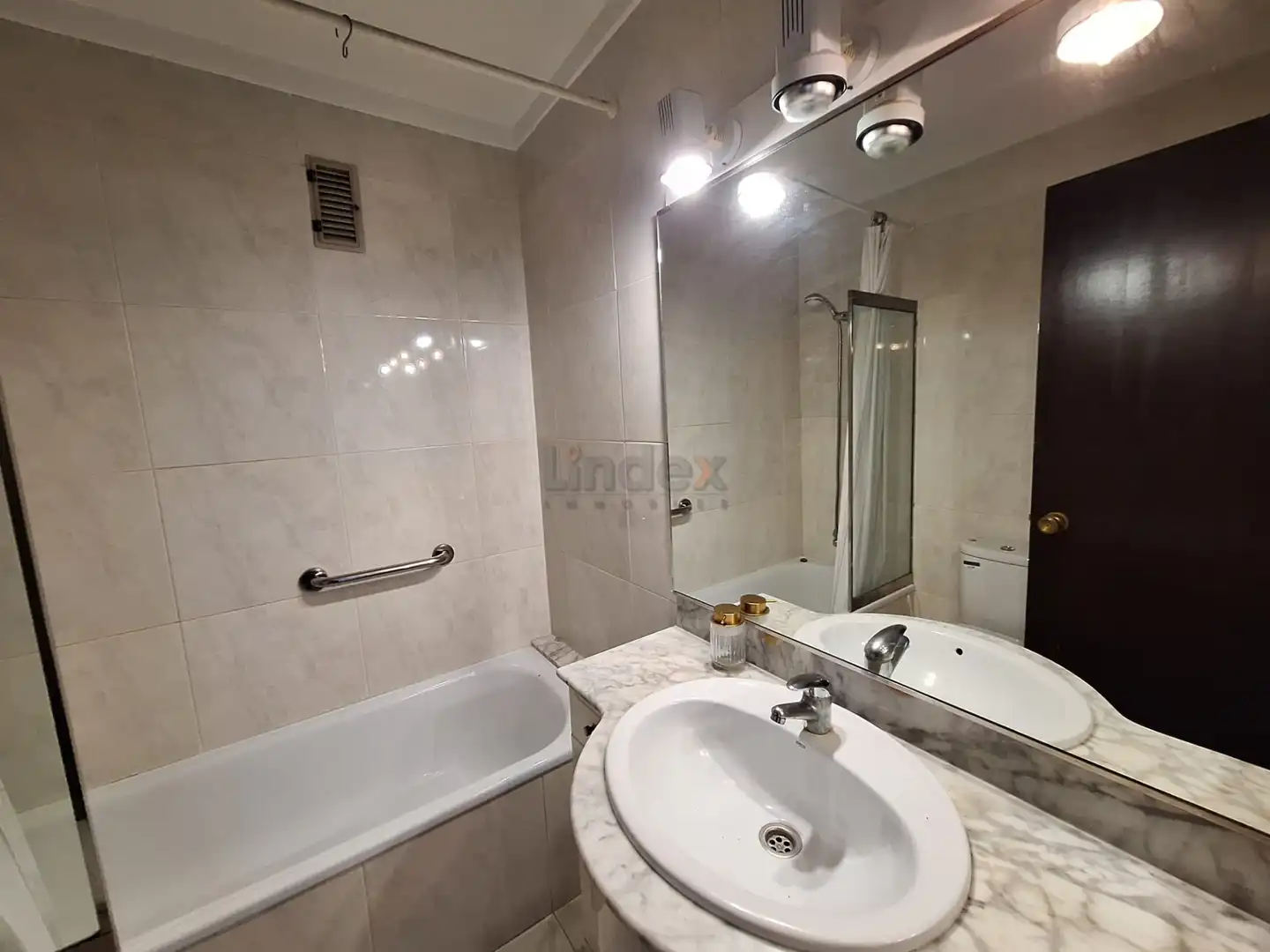 Baño de Piso en venta en Mataró con Calefacción, Horno y Balcón