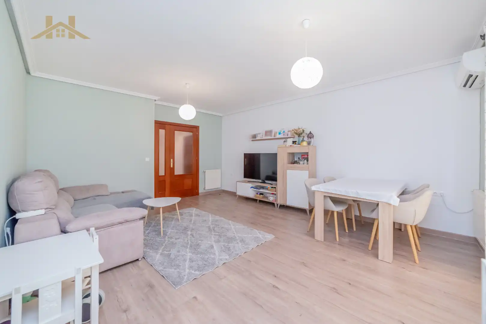 Sala d'estar de Casa adosada en venda en Seseña amb Aire condicionat, Calefacció i Jardí privat