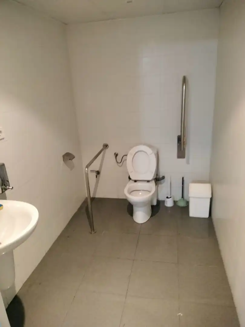 Bany de Local en venda en Tarragona amb Aire condicionat i Calefacció