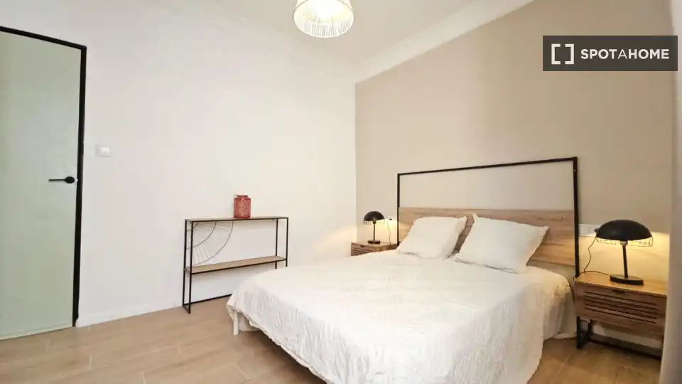 Schlafzimmer von Wohnung zur Miete in Valencia mit Klimaanlage, Heizung und Möbliert