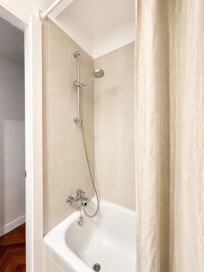 Badezimmer von Wohnungen zur Miete in Madrid mit Klimaanlage, Heizung und Möbliert