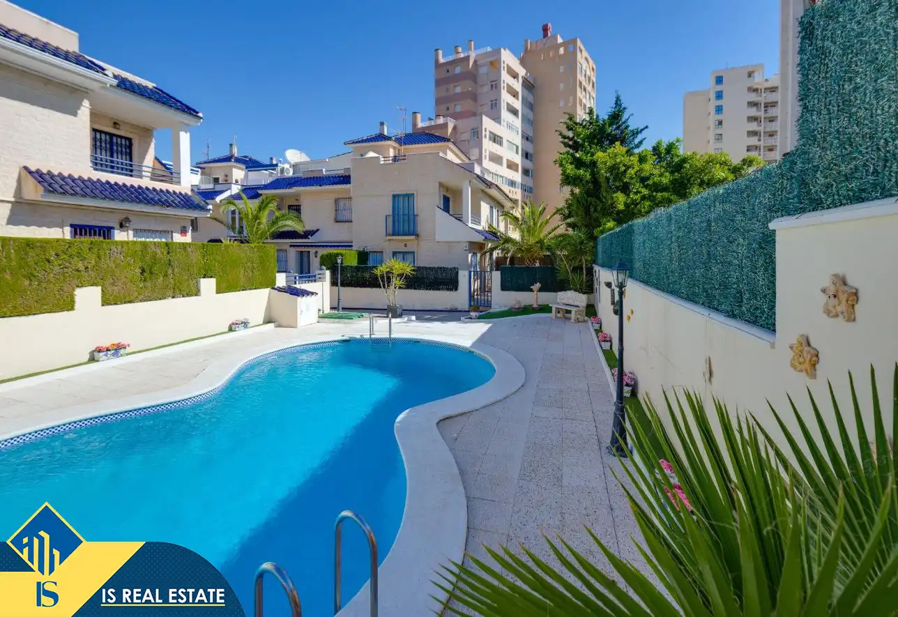 Piscina de Casa adosada en venda en Torrevieja amb Aire condicionat, Calefacció i Terrassa